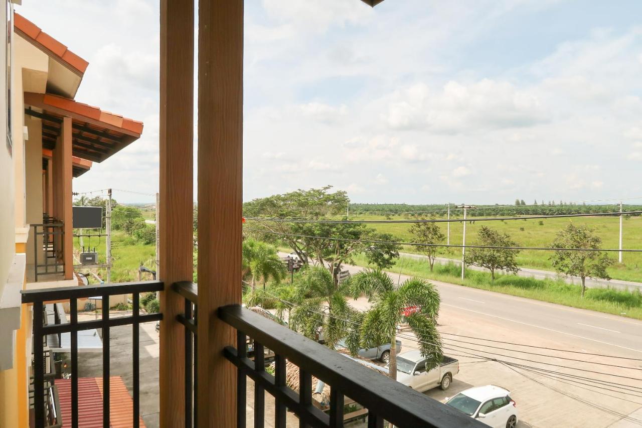 Baan Urt Suratthani Airport Hotel Surat Thani Rum bild